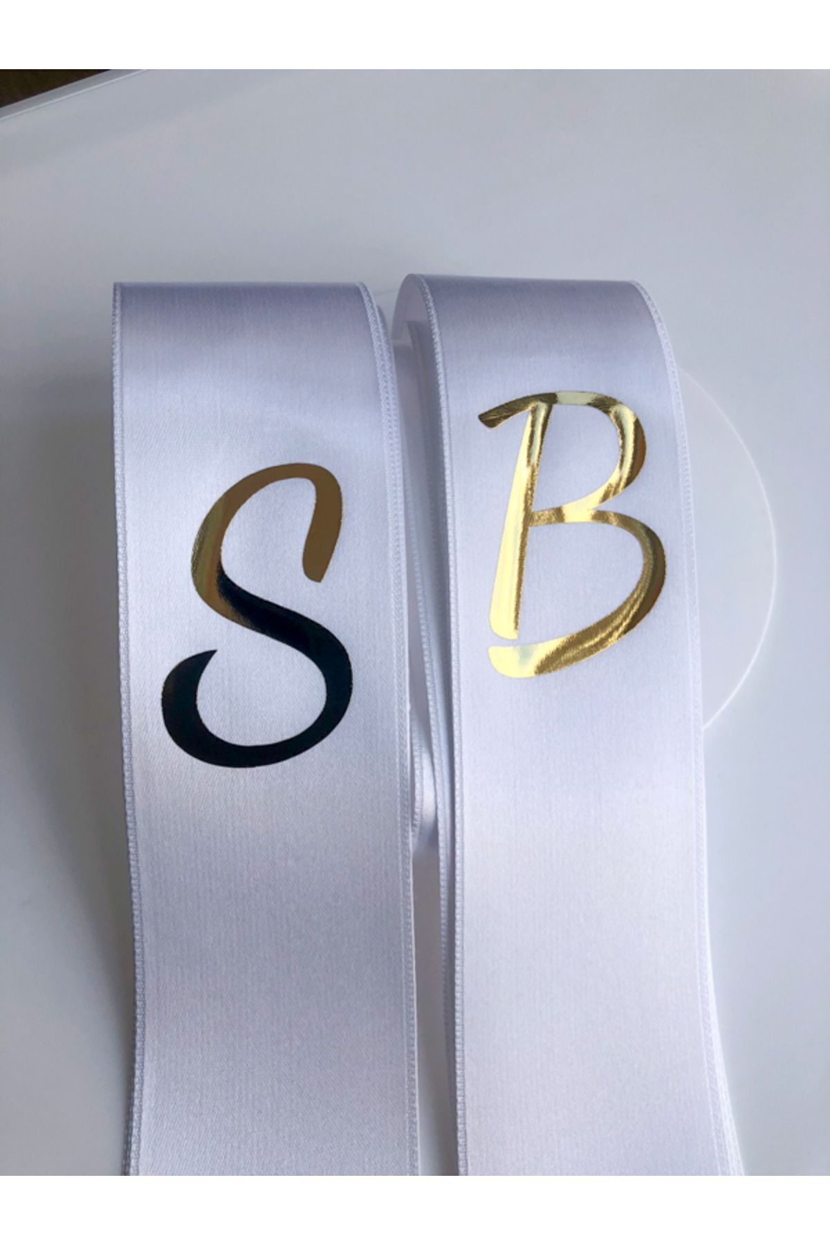 Kişiye Özel Gold Gümüş Baskılı Takı Kurdelesi 6 Cm Eninde 2 Metre 2 Adet Harf Baskılı (TARİHSİZ)